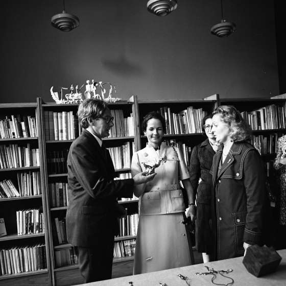 Wizyta żony prezydenta Francji w PWSSP. Spotkanie w bibliotece, lata 70. [III/297/7]