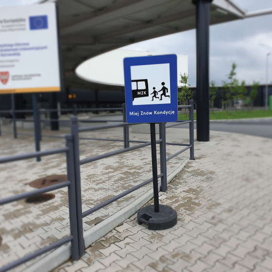 Znak drogowy w przestrzeni publicznej – artystyczna reinterpretacja i analiza
