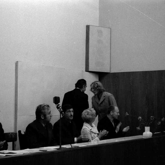 Inauguracja roku akademickiego 1974/1975. Na zdjęciu od lewej: Bolesław Petrycki, prof. Jerzy Zabłocki, prof. Adam Smolana, Cecylia Grzegorkiewicz, Edward Bober w tle prof. Władysław Jackiewicz i Andrzej Śramkiewicz, 1974/1975 [I/27/6]