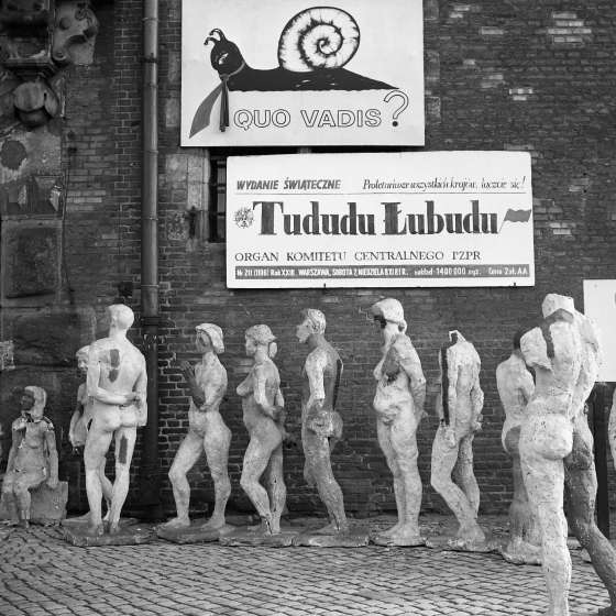 Ekspozycja rzeźb naśladującą kolejkę do sklepu w czasie strajku pracowników i studentów PWSSP w 1981 [III/243/11]