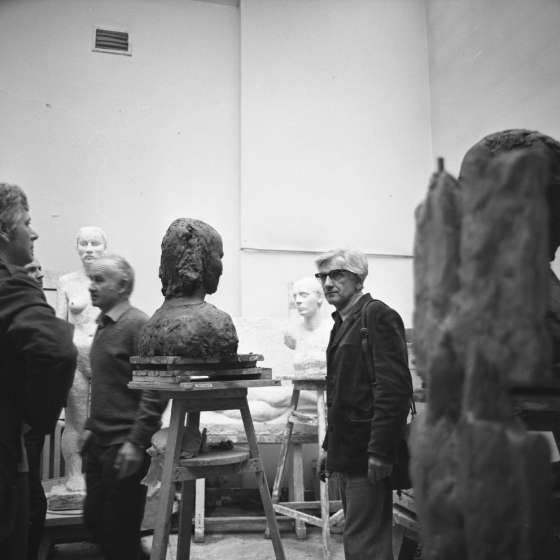 Franciszek Duszeńko i Alfred Wiśniewski w czasie zajęć rzeźby, Alfred Wiśniewski, 1980 [II/197/11]