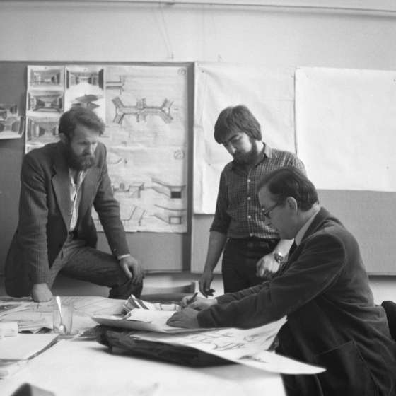 Ad. Lech Tempczyk (wydział architektury – obecnie profesor) w czasie zajęć, 1980 [II/191/7] 