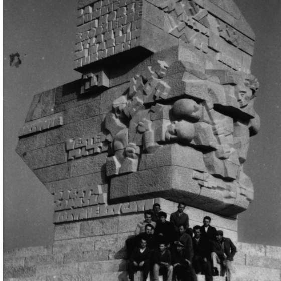 Widok pomnika - na jego tle grupa niezidentyfikowanych osób; Westerplatte; 1964-1966; I/A/3/137