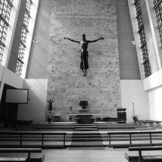 Wnętrze kościoła - widok na ścianę ołtarzową z odlaną w brązie figurą Chrystusa; Gdynia; 1983-1987; I/A/7/49