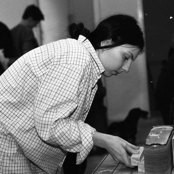 Stolarnia, zajęcia ze studentami. Prowadzi ad Henryk Kitowski, stolarz Bogdan Kujawa, 1997 [III/307/36]