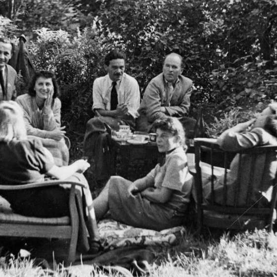 Od lewej siedzi tyłem Eugenia Różańska, Juliusz Studnicki, stoi Marian Wnuk, Krystyna Łada-Studnicka, Jacek Żuławski, Jan Wodyński, siedzi obok z przodu Józefa Wnukowa, Hanna Żuławska, Aleksander Kobzdej, ok. 1946-49, Archiwum ASP