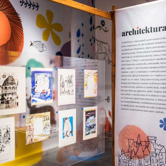 Widok na fragment wystawy ilustracji Bożeny Truchanowskiej, Ściana zaczarowana w Muzeum Miasta Gdyni (realizowane we współpracy z Joanną Czaplewską)