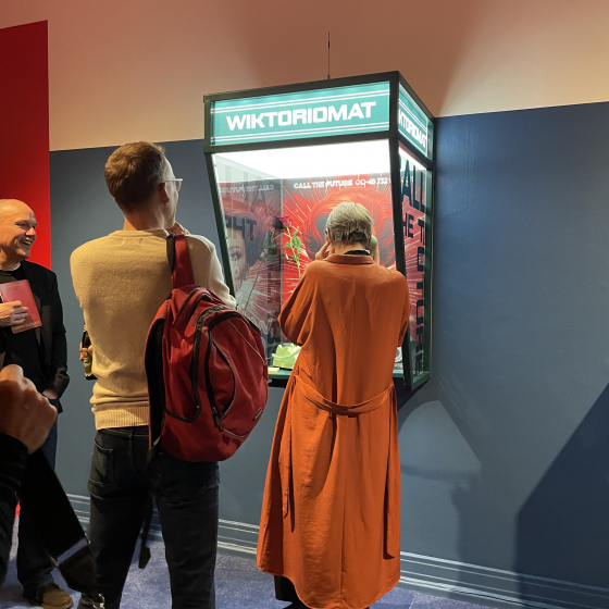“Wiktoriomat +48 732 144 021”, Aarhus, Dania, 2025. Głosowy bot sztucznej inteligencji, analogowy telefon, budka telefoniczna. 