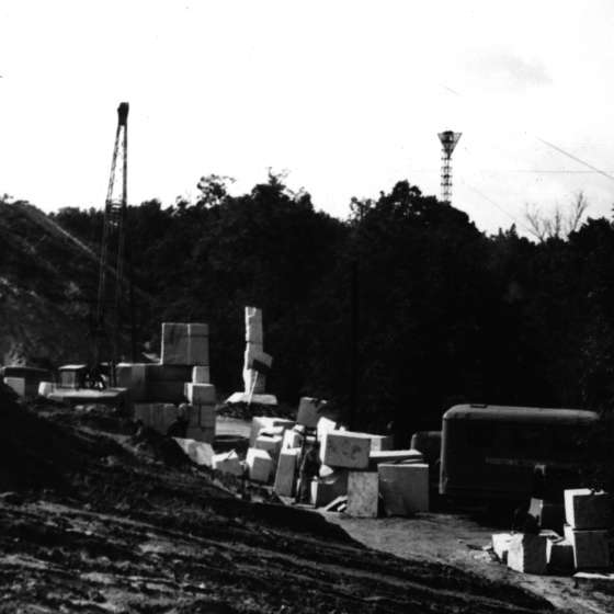 Przygotowania do montażu pomnika - widok na granitowe bloki, w głębi makieta pomnika; Westerplatte; 1964-1966; I/A/3/83