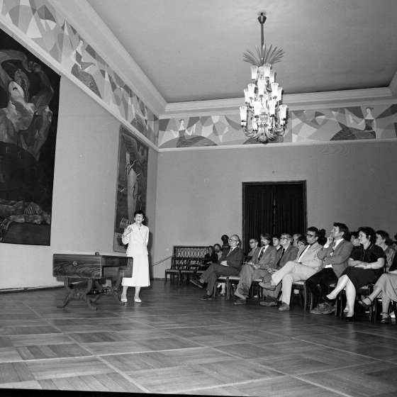Filharmonia Bałtycka w Bydgoszczy – uroczystość przekazania gobelinów wykonanych w PWSSP w Gdańsku. Na zdjęciu prof. Józefa Wnukowa uroczyście przekazuje gobeliny, lata 80. [I/91/3]