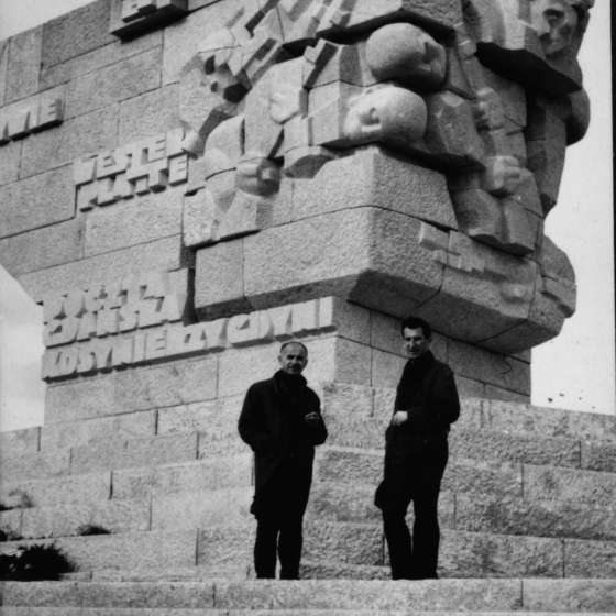 Widok pomnika - dolna część, na jego tle Franciszek Duszeńko i N.N.; Westerplatte; 1964-1966; I/A/3/136