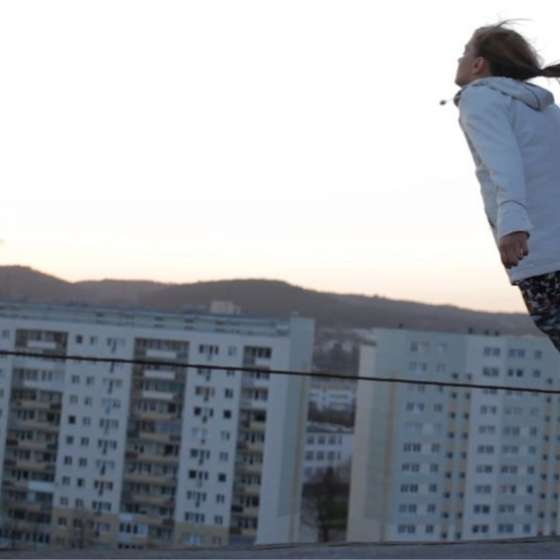Stop klatka z video pt. Dach