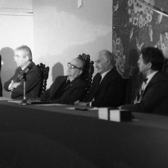Inauguracja roku akademickiego 1985/1986, z okazji 40-lecia Uczelni Józefa Wnuk [Wnukowa] wygłasza wykład o historii Szkoły, dalej od lewej siedzą: Jerzy Zabłocki, Adam Haupt, Franciszek Duszeńko, Włodzimierz Łajming, Bolesław Petrycki.