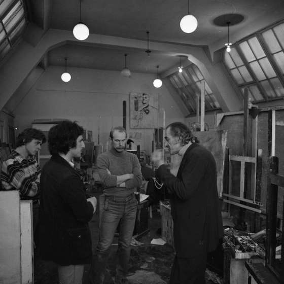 Pracownia prof. W. Jackiewicza. (profesor w czasie korekty), 1980 [II/189/12] 