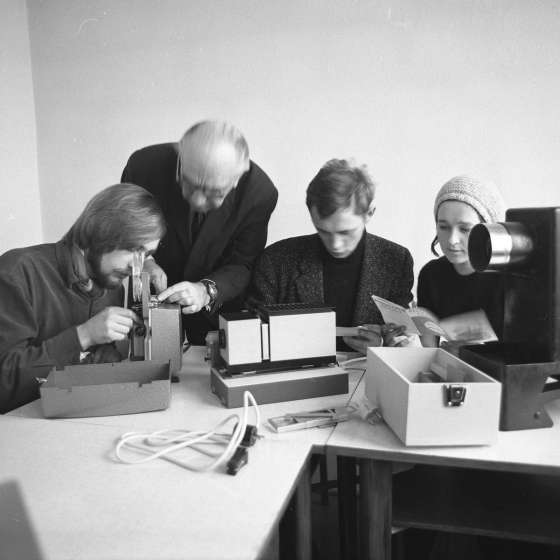 Profesor Witold Frydrych w czasie zajęć (nowe media), 1980 [II/191/2] 