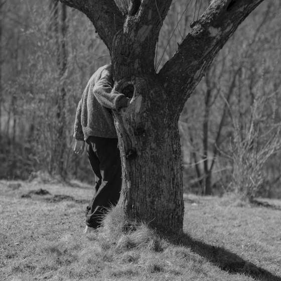 Część I: Biały kręgosłup. Zestaw prac składający się z obiektów, video performance'u oraz dzwięku Część II: Zasiewy. Cykl autoportretów
