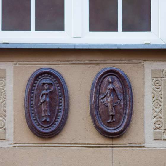 Zespół dekoracji malarskich i rzeźbiarskich fasad kamienic przy ulicy Długiej i Długim Targu