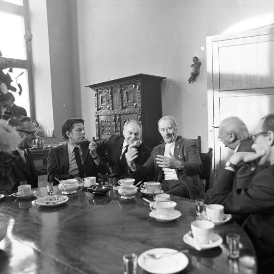 Pożegnanie prof. S. Borysowskiego. Od lewej siedzą: doc. Jerzy Adam, prof. Ryszard Semka, doc. Józef Augustyn, prof. Włodzimierz Padlewski, prof. Stefan Listowski, lata 70. [III/305/13]