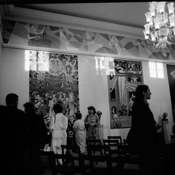 Uroczyste odsłonięcie gobelinów wykonanych w Pracowni Tkaniny prof. Józefy Wnukowej w Filharmonii Pomorskiej w Bydgoszczy, lata 80. [I/84/5]