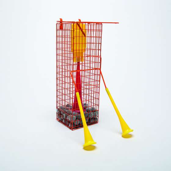 Nie-Zabawki, Wymiary: 16 cm x 18 cm x 41 cm, Konstrukcja bazowa: pułapka na małe drapieżniki, Materiały: szare, pluszowe kulki, farba żółta, farba pomarańczowa, zestaw zabawkowych trąbek