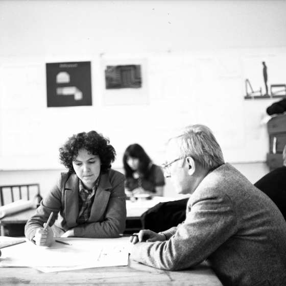 Wydział Wzornictwa i Architektury, prof. Edmund Homa w czasie zajęć na katedrze Mebla, pocz. lat 70 [II/175/10] 