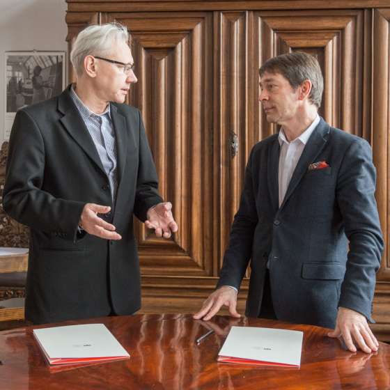 ASP w Gdańsku wydawcą czasopisma Sztuka i DOKUMENTACJA. Podpisanie umowy przez Rektora Krzysztofa Polkowskiego i redaktora naczelnego czasopisma Łukasza Guzka.