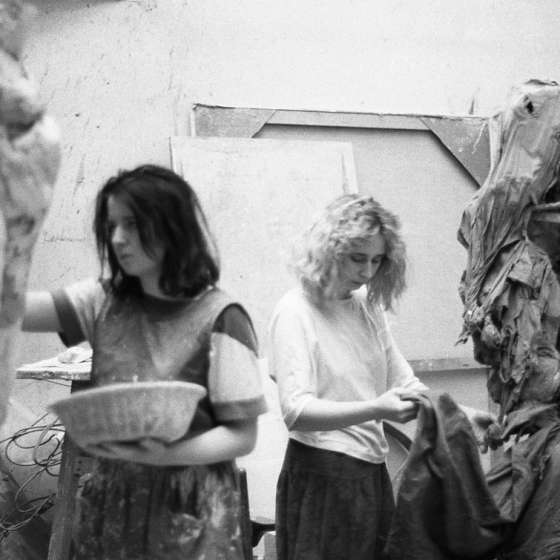 W pracowni rzeźb. Po lewej Marta Branicka, lata 80 [III/295/26]