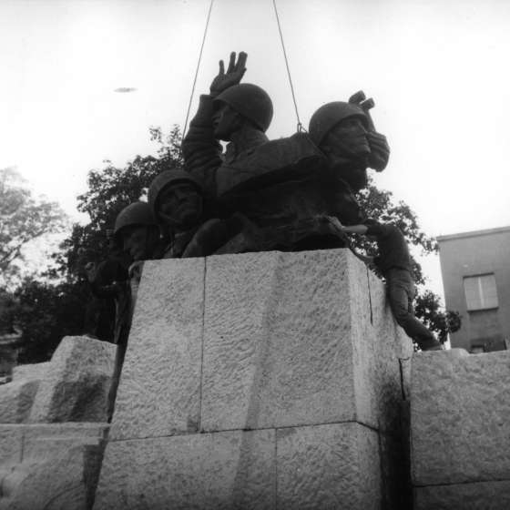 Montaż pomnika - umieszczanie rzeźby przedstawiającej czterech artylerzystów na cokole; Toruń; Sierpień 1980 r.; I/A/6/40