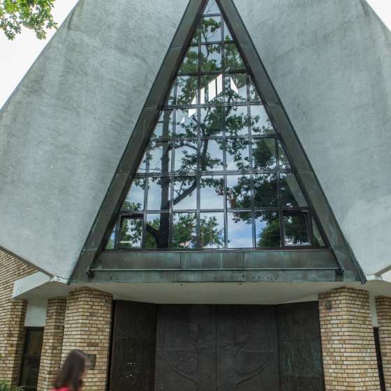 „Rajskie drzewo poznania dobra i zła” – płaskorzeźba, drzwi frontowe Kościoła Matki Boskiej Częstochowskiej; Gdańsk