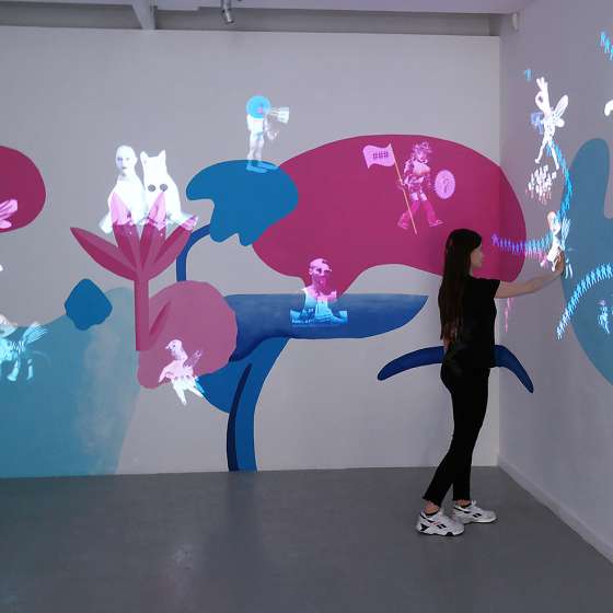 „Tymczasowa mapa tymczasowych miejsc”, mural, projekcje wideo, animacje AR, 2020-2022, fragment wystawy dyplomowej w Galerii Szewska Uniwersytetu Artystycznego w Poznaniu, 2020