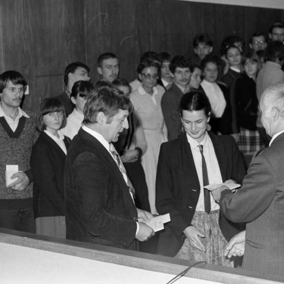 Inauguracja roku akademickiego 1982/1983, studentka Hanna Nowicka odbiera indeks od Dziekana Wydziału Malarstwa Włodzimierza Łajminga i Rektora Franciszka Duszeńki.
