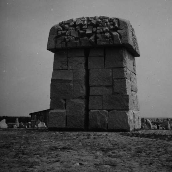 Teren byłego obozu - rzeźba pomnikowa; Treblinka; 1961-1964; I/A/2/68