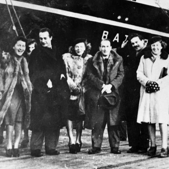 Od lewej stoją: Juliusz Studnicki, Krystyna Łada-Studnicka, Adam Smolana (w głębi), Marian Wnuk, Eugenia Różańska, Artur Nacht-Samborski, Jacek Żuławski, Hanna Żuławska, Aleksander Kobzdej, 1949 r. (Archiwum fotografii ASP).