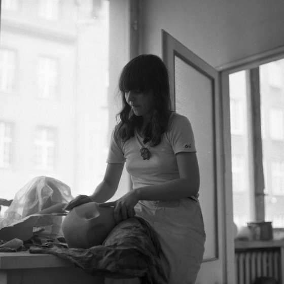 Pracownia ceramiki, studentka przy pracy, lata 80 [II/182/7] 
