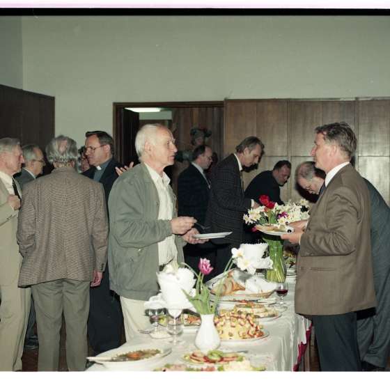 Spotkanie w Bibliotece PWSSP w Gdańsku Komitetu obchodów 50-lecia Uczelni, od lewej: K. Śramkiewicz, A. Haupt, L. Kadłubowski (tyłem), R. Semka, ks. H. Jankowski, F. Duszeńko, T. Bogusławski, J. Ostrogórski, W. Czerwonka, L. Tempczyk, E. Wittrodt, 1995 r.