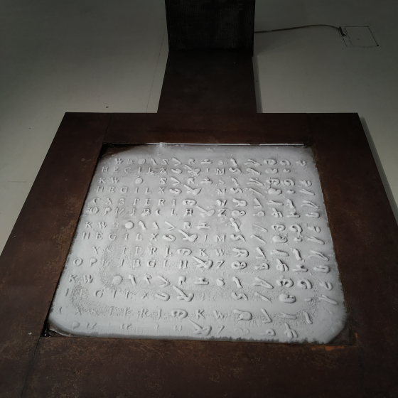 Epitafium, metal, instalacja chłodnicza, lód, 2018