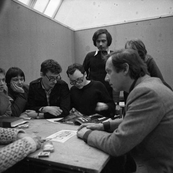 Prof. Marek Freudenreich (grafika) w czasie zajęć ze studentami. W środku: Tomasz Bogusławski (rektor 2002-2006), lata 80 [II/182/1]