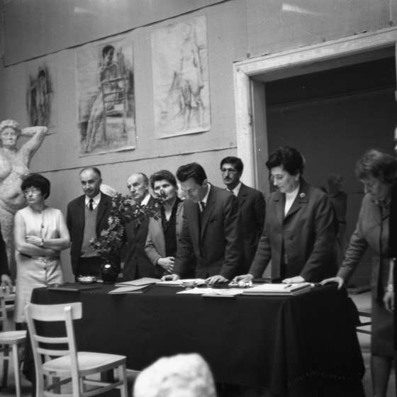 Pracownia Rzeźby, obrona dyplomów, od lewej: NN, Franciszek Duszeńko, Stanisław Horno-Popławski, Anna Pietrowiec, Rektor Rajmund Pietkiewicz, Adam Smolana, Lucyna Kierzkowska, Hanna Żuławska, Sopot, l. 60. XX w.