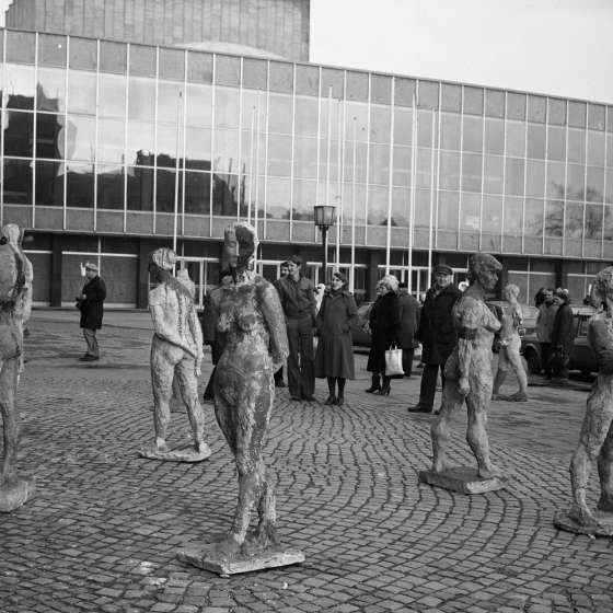 Ekspozycja rzeźb naśladująca kolejkę do sklepu w czasie strajku pracowników i studentów w 1981 r. [III/243/1]