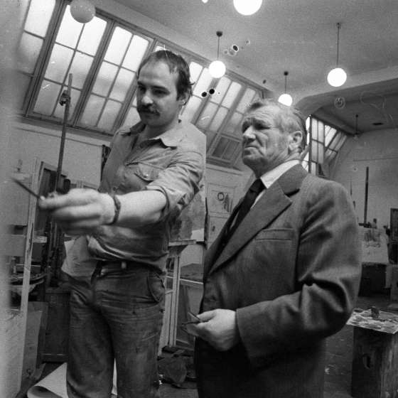 Kazimierz Ostrowski w Pracowni Malarstwa podczas korekty, lata 80. XX w.