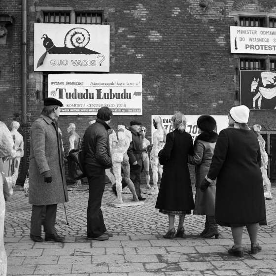 Ekspozycja rzeźb naśladująca kolejkę do sklepu w czasie strajku pracowników i studentów w 1981 r. [III/243/4]