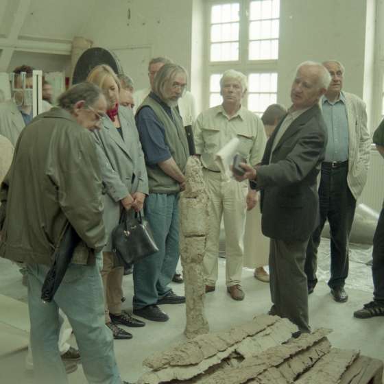 Przegląd prac studenckich na zakończenie roku akademickiego, 2001 r., od lewej: Hugon Lasecki, Krystyna Brandowska, Stanisław Radwański (z tyłu), Czesław Tumielewicz, Edward Sitek, Franciszek Duszeńko, NN, Marek Targoński, Katarzyna Jóźwiak-Moskal.