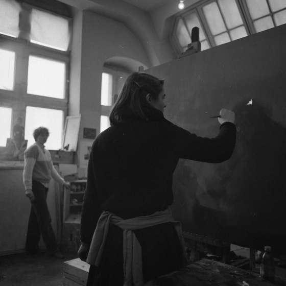 Pracownia prof. W. Jackiewicza. (profesor w czasie korekty), 1980 [II/189/10] 