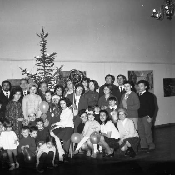 XIX/3.2/a015 Zdjęcie grupowe z zabawy choinkowej rok 1970, za św. Mikołaja przebrany Jan Hamryszak