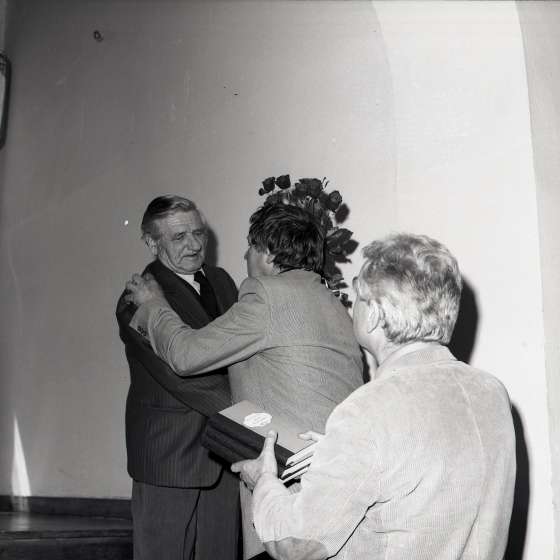 Jerzy Zabłocki i Włodzimierz Łajming składają Kazimierzowi Ostrowskiemu życzenia z okazji odejścia Profesora na emeryturę, 1987 r.