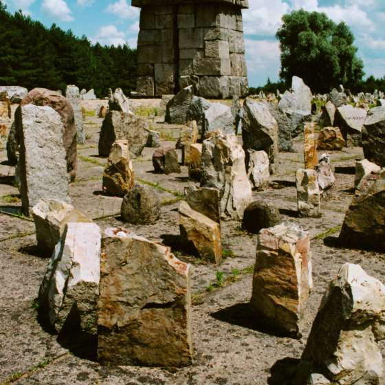 Widok na pole roztrzaskanych kamieni - w głębi pomnik; Treblinka; 1961-1964; I/A/2/124