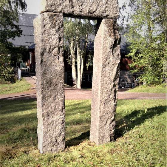 „REMINISCENCE”, kamień, szkło, 160x90x25 cm, 2018, Imatra, Finlandia