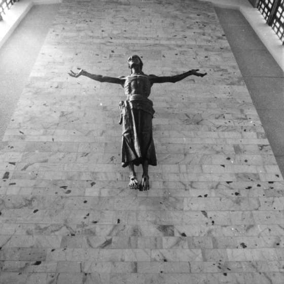 Wnętrze kościoła - widok na ścianę ołtarzową z odlaną w brązie figurą Chrystusa; Gdynia; 1983-1987; I/A/7/54