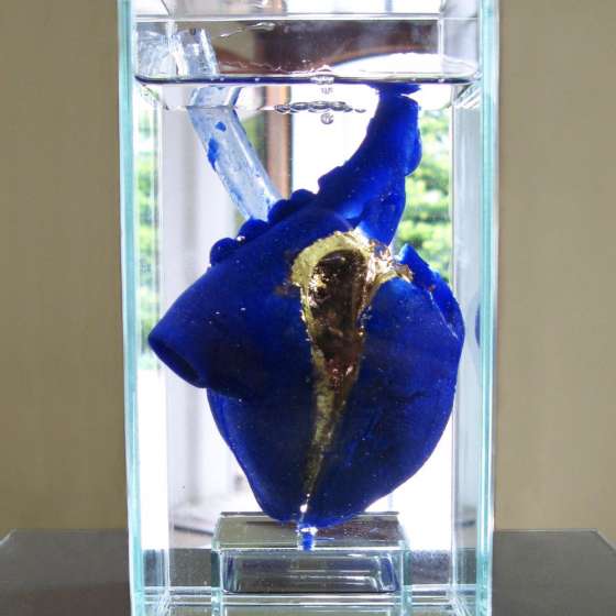 Yves Kleins Broken Heart, żywica poliestrowa, parafina, szkło