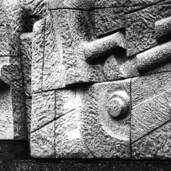 Cokół pomnika - płaskorzeźby przedstawiające działa; Toruń; 1978-1980; I/A/6/61